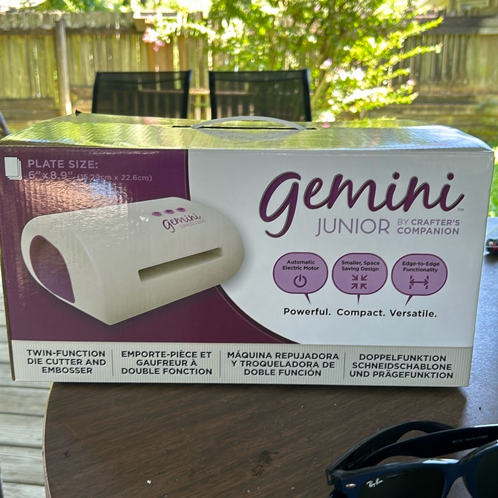 GEMINI Junior 6 x 8 diecutter and embosser brand new in the box never used